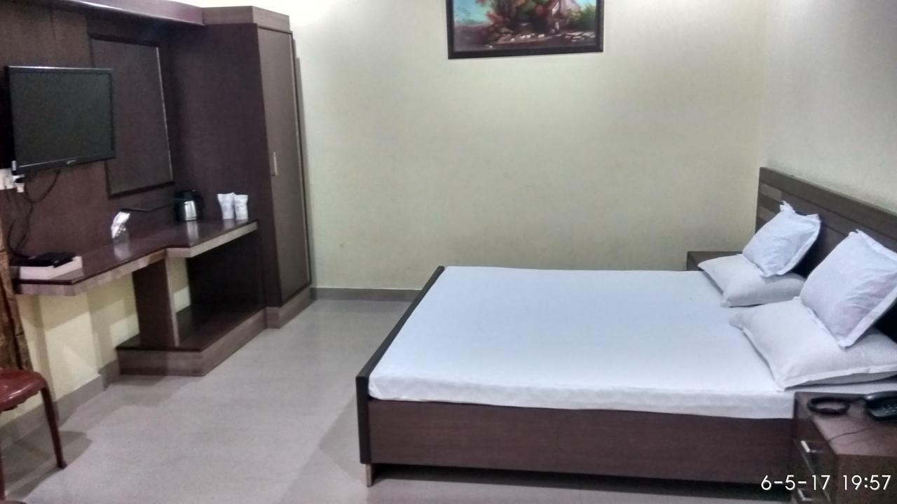 Hotel Varsa Dibrugarh Extérieur photo